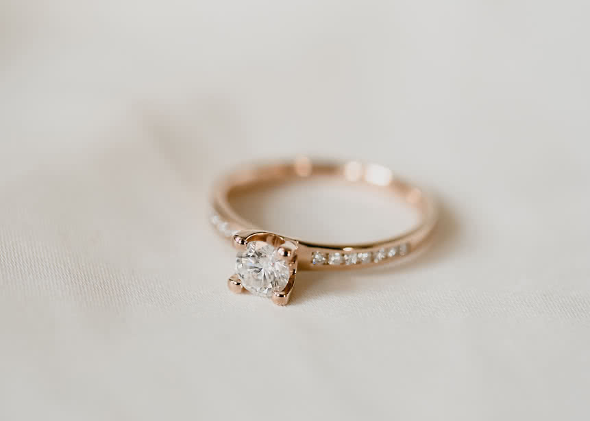 Side stone ring in 18K gold with a 0.5-carat center diamond from VANBRUUN